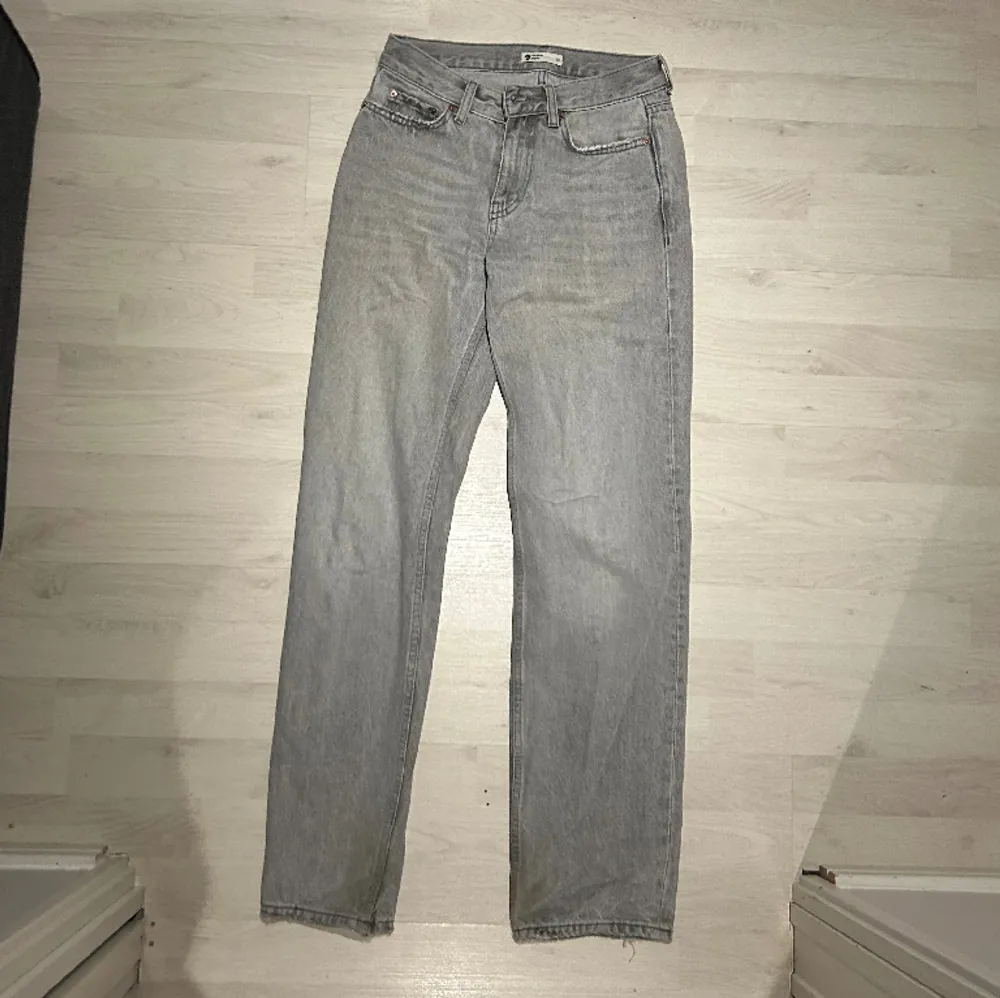 Ett par jättefina ljusgrå jeans nu till våren! Bra skick och säljs då jag har två ungefär likadana💓 Storlek 32 men sitter bra på mig som oftast har 34/36.  Nypris 499, jag säljer för 200kr💓💓. Jeans & Byxor.