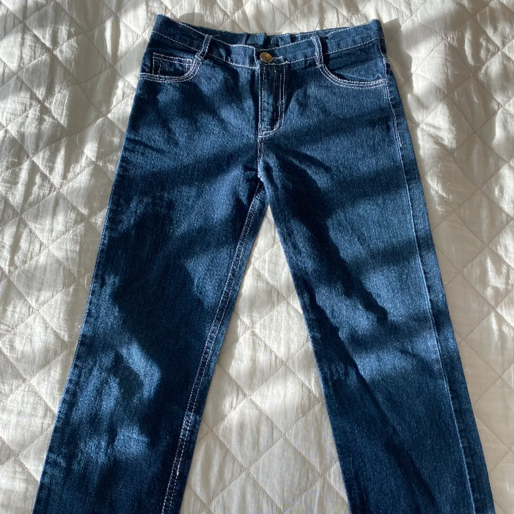 Jättesöta raka, lågmidjade mörkblå jeans med vita sömmar och snyggt rosa mönster på fickorna. Skulle säga storlek xs Längd 93  Innerbenslängd 68  Midjemått 36. Jeans & Byxor.