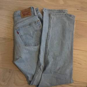 Fina jeans i bra kvalitet med lite täcken på användning. Dom sitter midwaist 