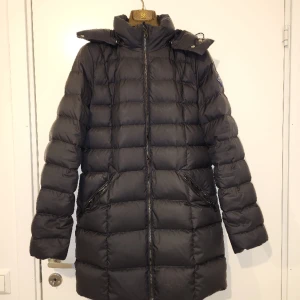 Lång jacka - Lång och tjock jacka som är i bra skick.