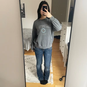 Grå sweatshirt med tryck - Säljer denna jättesnygga sweatshirt från Pullandbear då den tyvärr inte kommer till användning längre. Endast använd fåtal gånger🌼