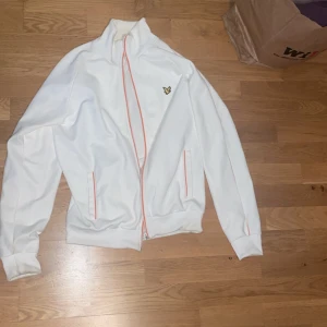 Lyle and scott vintage zip vit tröja - 250kr, size L, Dms för frågor 