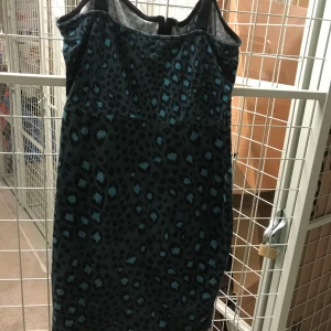 Leopard klänning - Söt men inte så mycket inne i stil, om man är bra på att sy kan man ju sy om till en topp och en kjol. Storlek s-m