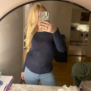 Intimissimi tröja  - Marinblå Intimissimi tröja, storlek m men passar s då jag har de i vanliga fall och den passar bra, ett litet hål längst ner på handen men inget som syns vid användning, lägger upp igen för de fri frakt💓