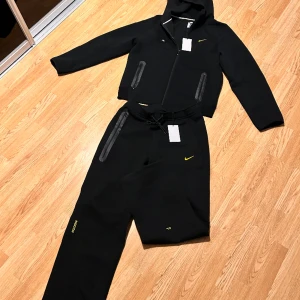 Nike nocta  - Hej säljer min exclusiva Nike nocta dress då jag inte gillar hur den satt på mig. Det är strlk M på byxorna och strlk L på hoddie, dom säljs endast tillsammans. Helt ny och aldrig använd med tagg, skriv för några frågor angående den.