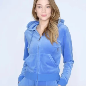 Blå juicy tröja - Säljer min juicykofta i färgen Regatta i storlek M men sitter som S. Nypris 1200 men säljer för 620💕