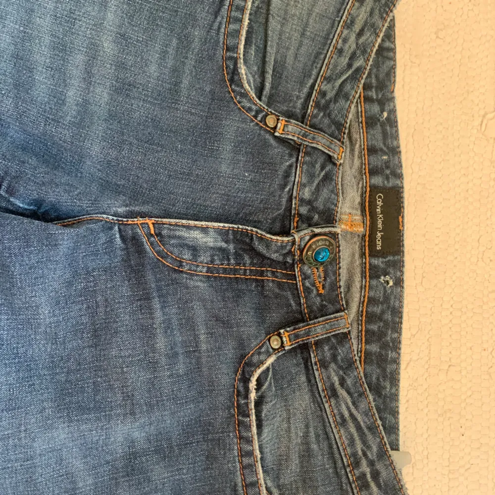 Supersnygga Lågmidjade jeans från Calvin Klein med unika detaljer. Köpte secondhand i Italien. Står ingen storlek men passar mig som vanligtvis har 27/28 och är 172. Jeans & Byxor.