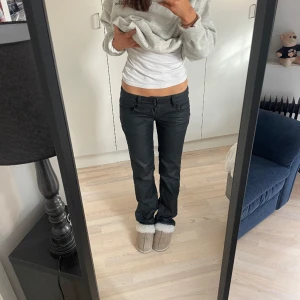 Low Waist jeans - Köpta utomlands  Medjemått: 40 Innebenslängd: 81