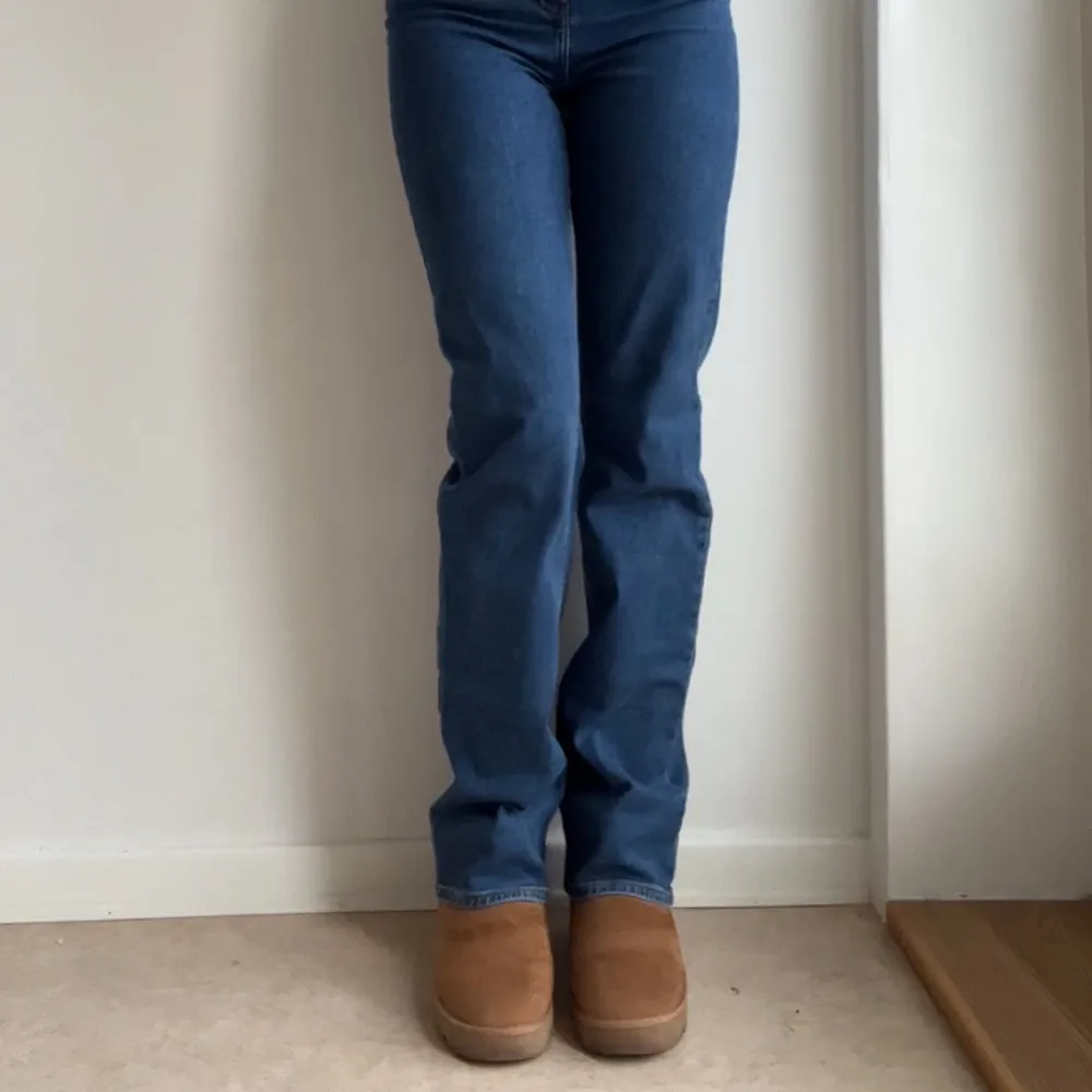 Snygga och bekväma jeans köpa på Asos, knappt använda och i nyskick 💙 Jag är 180 cm och brukar ha M i kläder för referens. . Jeans & Byxor.