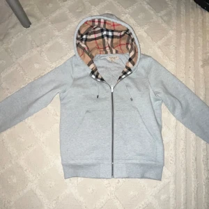 Burberry - Hej jag säljer min Burberry kofta som jag fick som present ,jag säljer den för att den är för stor för mig .pirset kan diskuteras
