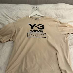 Säljer denna Y-3 T-shirt. Den har ett litet hål på framsidan. Syns även på bild 3. 