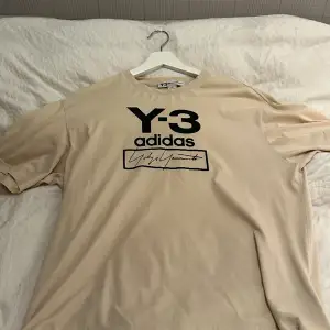 Säljer denna Y-3 T-shirt. Den har ett litet hål på framsidan. Syns även på bild 3. 