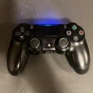 Playstation 4 Controller - Ps4 controll använd i några veckor perfekt skick (några skrapor) men alla knappar funkar perfekt och inget problem med den