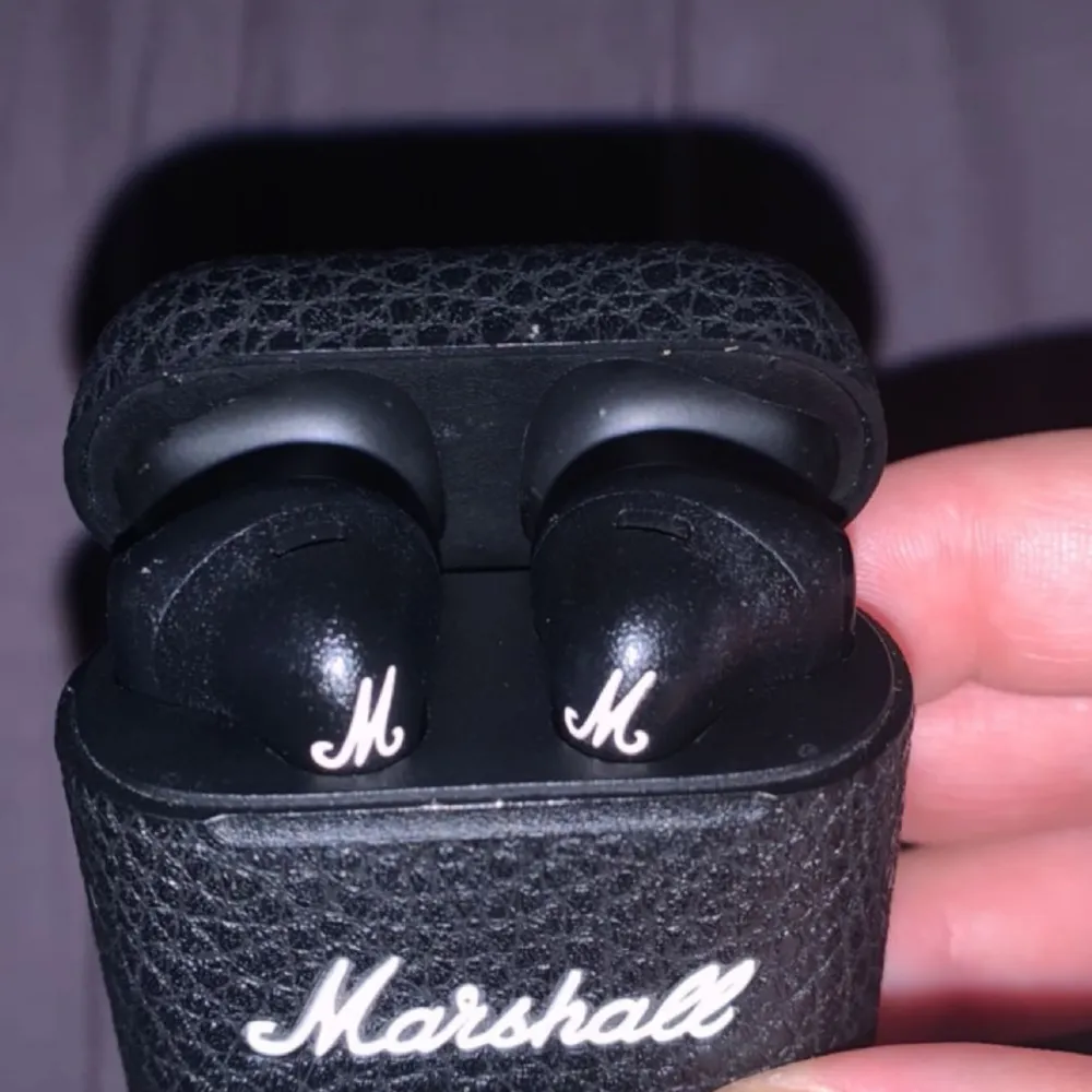 Ett par nästan helt oanvända bluetooth hörlurar ifrån Marshall. Köpta på blocket för 700kr, har för små öron för dem men annars jättebra!!. Övrigt.