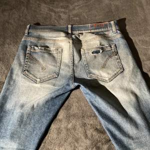 Tja säljer nu ett par asfeta jeans från Dondup. Modellen är George och dem sitter slim! Skulle säga att skicket är 7-8/10. Det finns lite slitningar men det ska vara där! Skriv om frågor och funderingar!