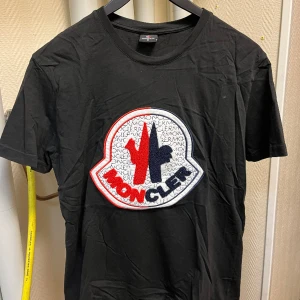 Moncler T-shirt - 8 av 10 skick, storlek M, Är inte äkta men en riktigt feet t-shirt 