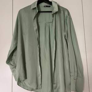 Fin satin blus från Zara. Har en defekt vid baksidan av högerarmen (bild 3) och en liten fläck på krage (bild 2) där av billigt pris