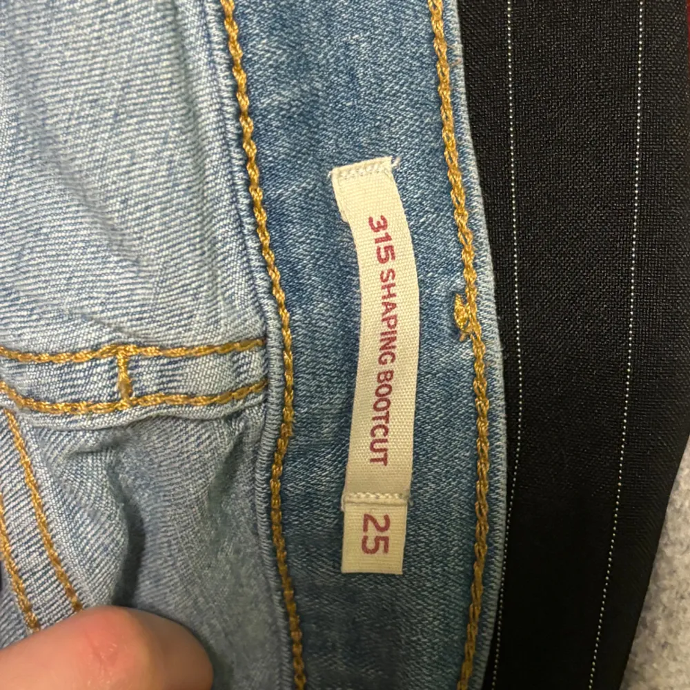 Funderar på att sälja de här jättesnygga mid waist bootcut-jeansen från levis då de kan få ett bättre hem. De är supersnygga och true to size 😋. Jeans & Byxor.