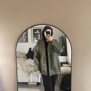 Jacka  - Strl L, helt ny 