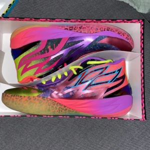 MB 0.2 ”Be you” - Storlek 44 9/10 skick (använda 2 matcher bara)  Box medföljer Säljer pga att de ej passar så bra Skriv för mer info   Priset går att diskuteras!!