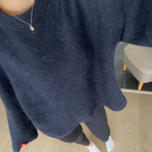 Gina tricot crew neck knitted sweater - Stickad tröja i marinblå från Gina Tricot, använd men har inga synliga defekter ☺️ strl M, pris kan diskuteras vid snabb affär