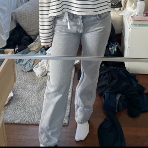 Gina jeans  - Säljer mina gråa midrise jeans från gina. Dem är i jätte bra skick och har använt ett fåtal gånger 🩷Jag är 160 cm lång.
