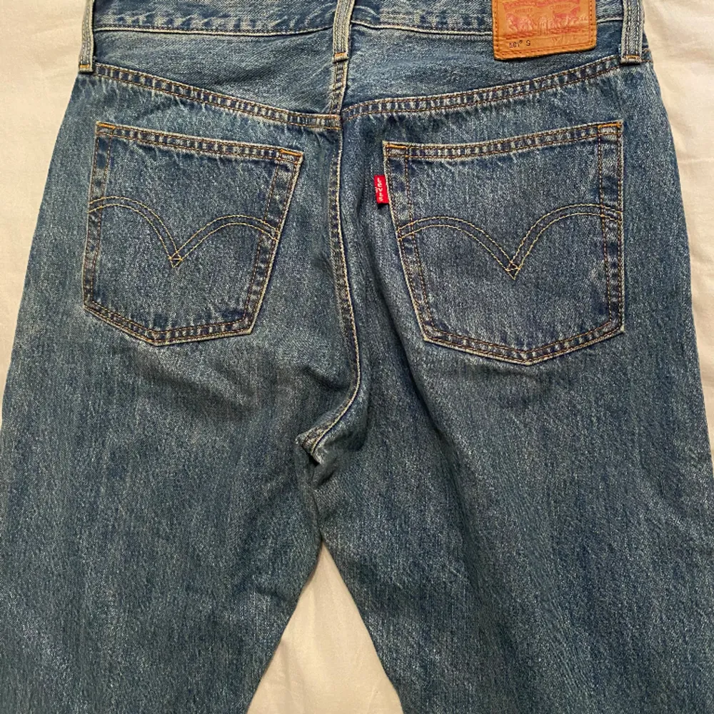 Ett par Levis Jeans som aldrig har kommit till användning helt enkelt.  Skick 10/10. Vid fler frågor och bilder, kom priv!. Jeans & Byxor.