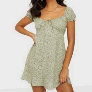 Sommarklänning  - Aldrig använd, jättefin klänning, köpt på Nelly, storlek M men passar S, köparen står för frakt💚