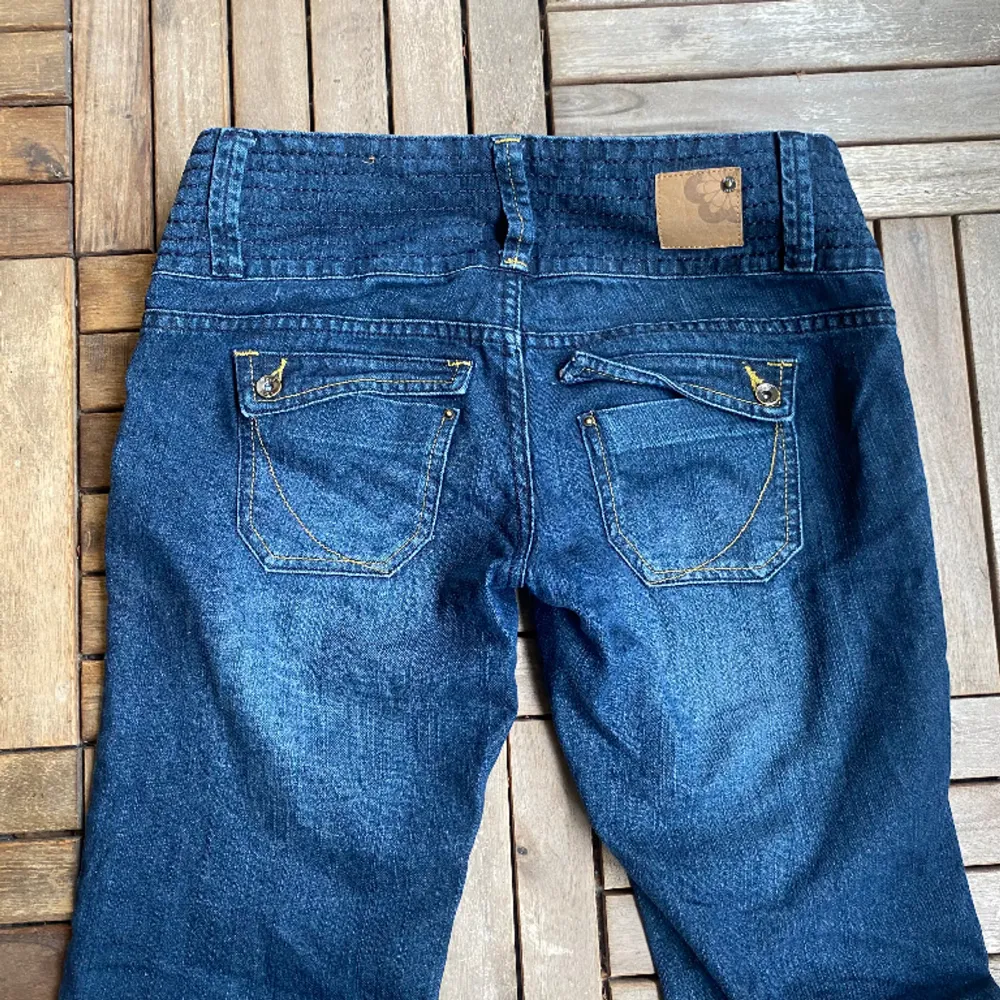 skitsnygga lågmidjade bootcut jeans, i perfekt skick!  Öppen för prisförslag💘 Midjemått: 40 cm Innerbenslängd: 74 cm. Jeans & Byxor.