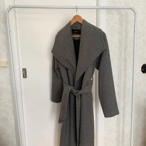 Grå Kappa - Snygg grå kappa. Säljer då den ej kommer till användning, bra skick! 