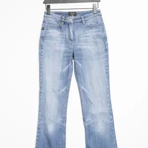 Säljer dessa par skit snygga jeans från Märket Joop! Storleken är 27x34 och är 172cm lång! Säljer då dem inte kommer till någon användning 🌸