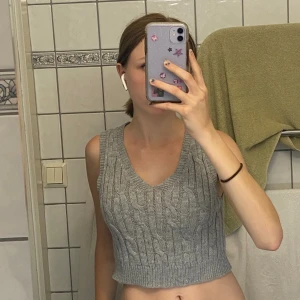 Grå sweater vest  - Endast använd 1-2 gånger, jättesnyggt att ha en vit tröja eller skjorta under🙌  säljer eftersom den inte är lin stil längre. Skriv om du har några frågor!