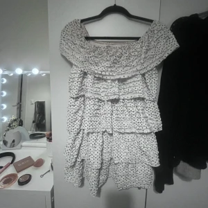 Klänning - Jätte söt off shoulder klänning