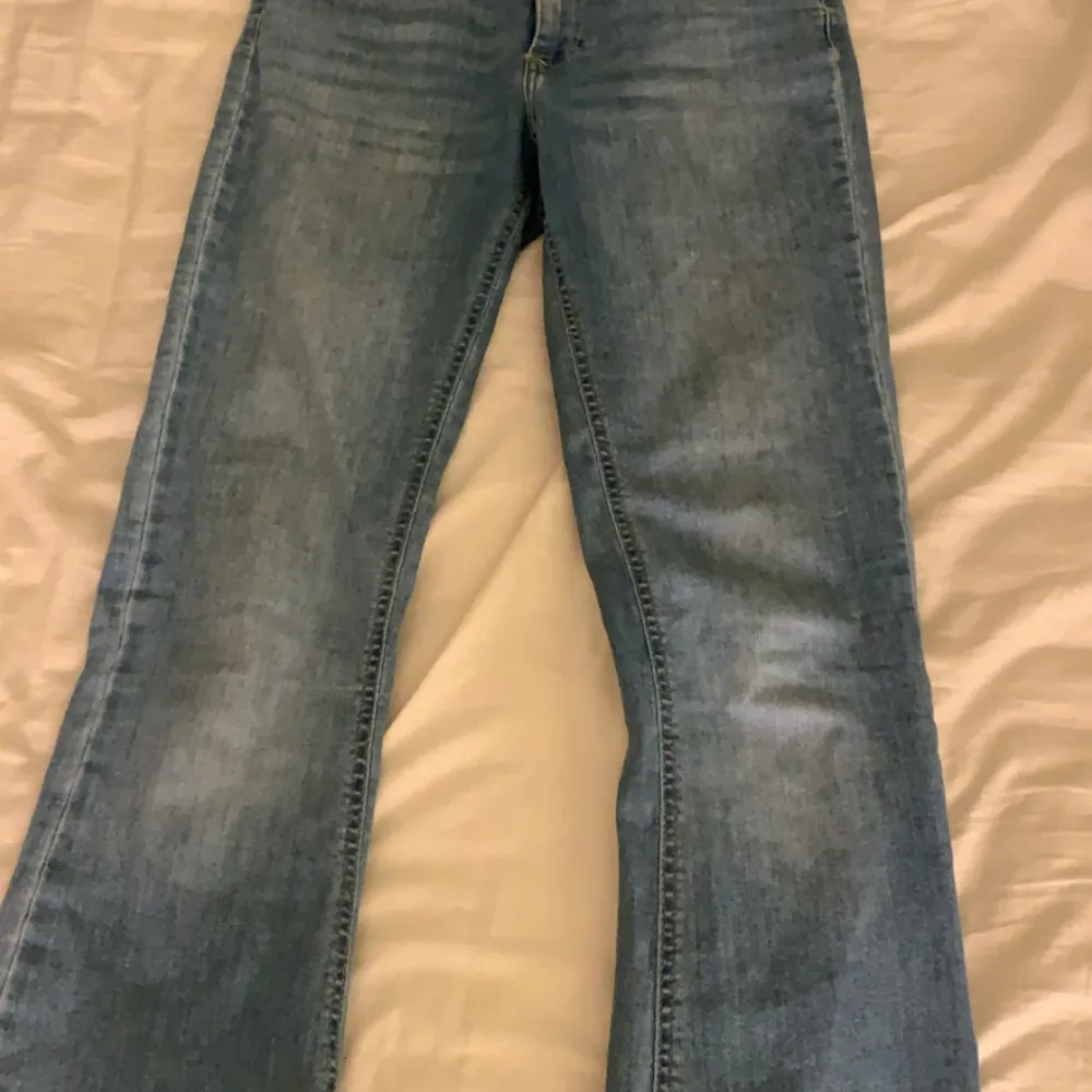 Low waist blåa jeans från only, använd ganska väl men i bra skick, det är M i midjestorlek och 32 i längd. Jeans & Byxor.