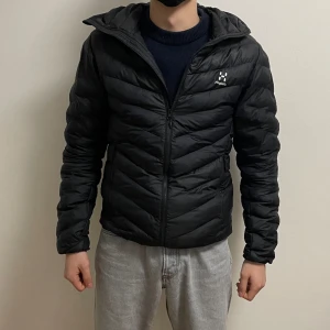 Haglöfs jacka  - Jag säljer min haglöfs jacka pga att den blivit för liten, 8/10 skick, haft den mindre en ett 1år, orginallpris 1699, pris kan diskuteras, hör av om du har frågor.
