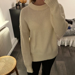 Stickad tröja - Vit stickad tröja som jag har köpt på plick, skönt material och sticks inte!! 