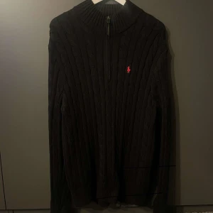 Polo Ralph Lauren stickad - Säljer nu min polo ralph lauren stickade tröja! Skicket är väldigt bra knappt använd, Cond 9/10. Nypris 2000kr, mitt pris 500kr