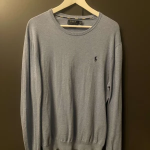 Polo Ralph Lauren tröja - Säljer nu min polo ralph lauren tröja som är i pima cotton! Skicket är väldigt bra, Cond 9/10. Mitt pris är 349kr