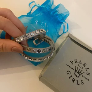 Armband - Silvrigt armband med stenar! Säker pga att jag inte använder accessoaren längre. Skick: mycket bra, som ny.