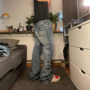 fett coola och unika bootcut jeans