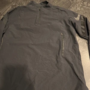 Nike windbreaker - Hej,   En väldigt fin Nike windbreaker som är perfekt för de kallare kvällarna. Brukade använda för fotboll och det funkade perfekt! Storlek S och passar M. Perfekt skick och varsamt använd! 