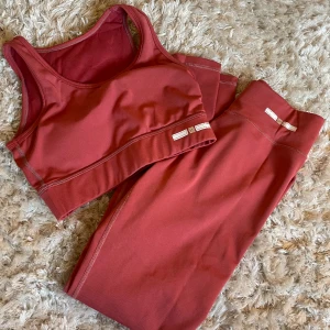 Träningssett!❤️ - Säljer detta super fina träningssett från IamI som är ett företag som skapar träningskläder utav plastflaskor! En av deras första produkter och är så bra i kvaliten! ❤️ använt ca 3 gånger och super fint skick! Passar folk i stl xs-s! ❤️ inlägg i bh:n!❤️