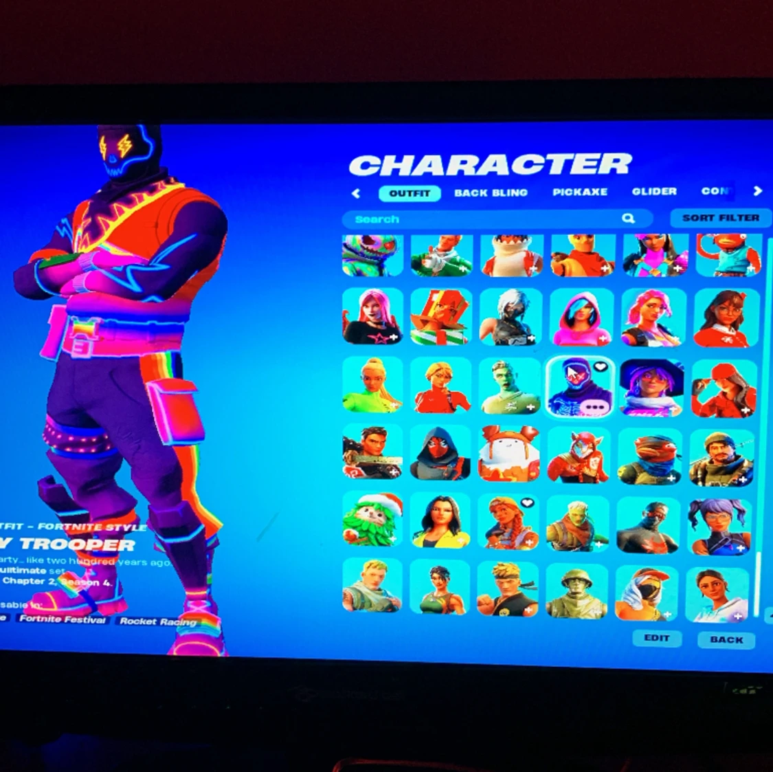 Säljer mot konto eller byter ( med 221 skins ( 159 pick Axe  - 90