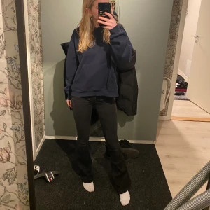 Svarta jeans  - Ett par extremt sköna jeans från lager 157, mycket basis men fint. Använd ganska mycket men tyvärr för små för mig nu. Passar bra i längden på mig som är 160. 