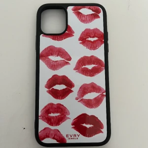 💋 mobilskal till iPhone 11 - Ett supergulligt mobilskal till en iPhone 11❤️säljer eftersom jag nu har en iPhone 13. Tveka inte att fråga grejer!