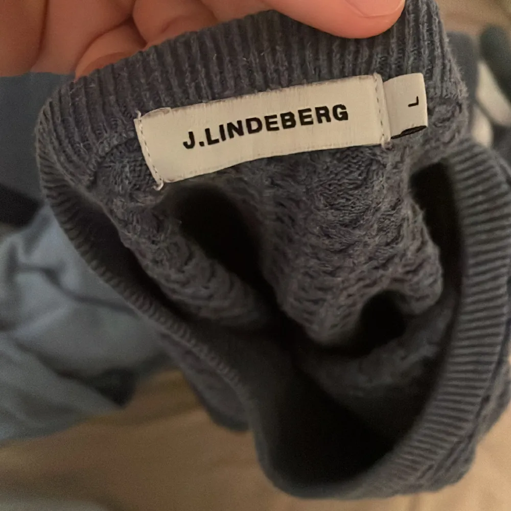 En snygg stickad tröja från J.lindberg i storlek L men passar även M. Den är knappt använd och i väldigt bra skick.. Stickat.