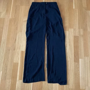 Kostymbyxor  - Högmidjade kostymbyxor från NA-KD. Använda ett fåtal gånger.