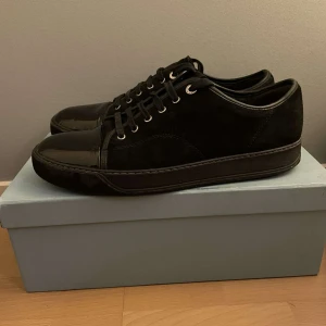 Lanvin captoe  - Tjenare, säljer ett par riktigt feta Lanvin skor i storlek UK 10 vilket motsvarar EU 44 samt färgen heltsvart. Skick 9/10 sparsamt använda, inga stora problem samt dustbag och skolåda tillkommer. Kom dm för fler bilder/frågor osv!🤗