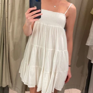 Zara sommarklänning - Så söt sommarklänning från Zara, som även kan användas som kjol! Köpt för ca 1 år sedan, men säljer då jag aldrig använt den🤍