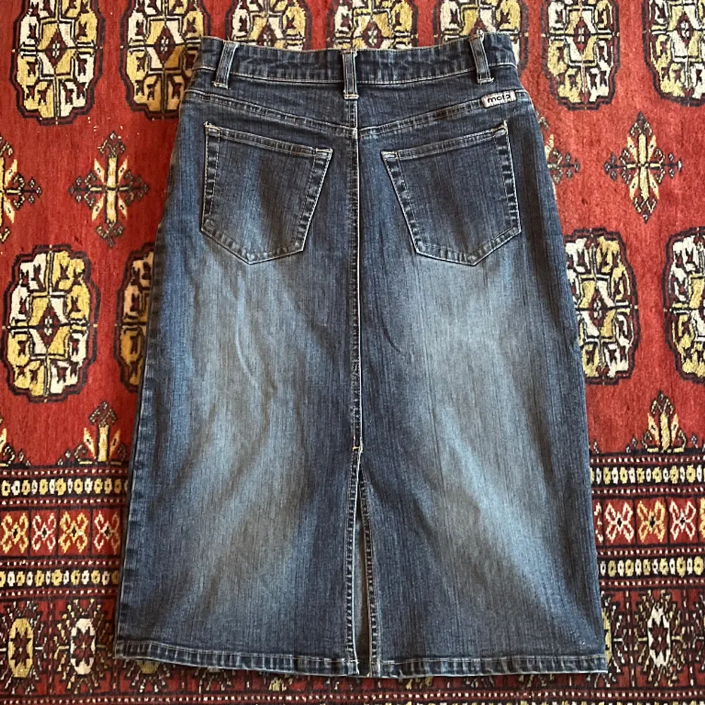 Knälång jeanskjol från Topshop. Kjolar.